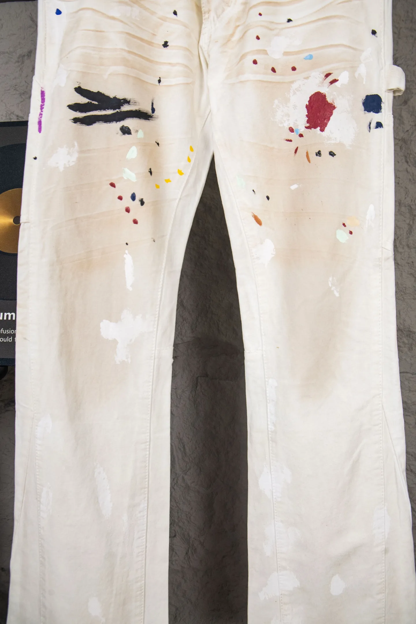 Style number: M394 P280 GALLERY DEPT. Dirty touch, splashed ink, hand-painted graffiti, washed, distressed, damaged, micro-flared casual overalls. Code number: 28 30 32 34 36
